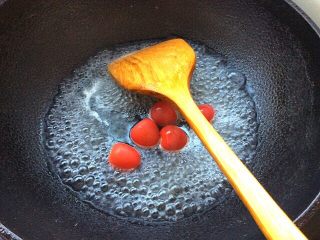 23、辅食计划+荠菜鱼肉丸,水开后加入圣女果和欠汁