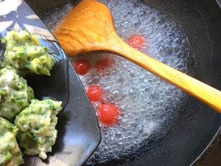 24、辅食计划+荠菜鱼肉丸,煮至起大泡后倒入丸子摇动锅子使丸子裹上欠汁，淋入香油，即可出锅