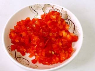 1、甜椒鸡肝粥,甜椒洗净切碎。