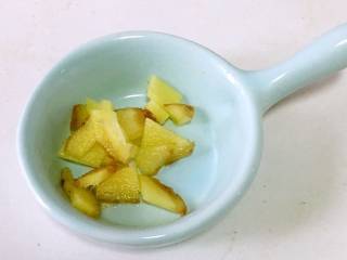 2、甜椒鸡肝粥,生姜切小片。