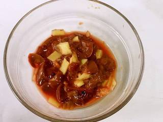 3、甜椒鸡肝粥,鸡肝泡好后，沥干水份，将生姜放进去，腌制10分钟左右。