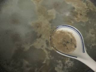 5、甜椒鸡肝粥,大火煮开，撇去浮沫，继续煮至熟透。