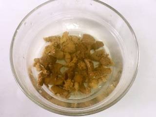 6、甜椒鸡肝粥,煮熟后放到温水中清洗干净。