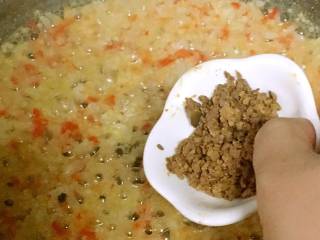 8、甜椒鸡肝粥,倒入鸡肝，搅拌均匀。