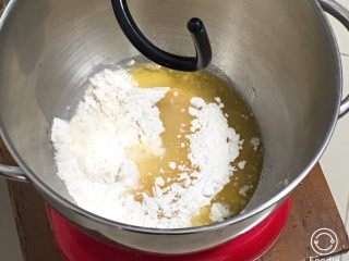 1、红糖酥饼,中筋粉、细砂糖、花生油、清水全部放入厨师机桶内。