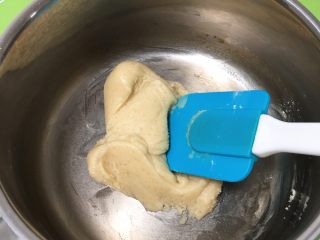 4、红糖酥饼,用刮刀慢慢拌匀，面粉结团。
