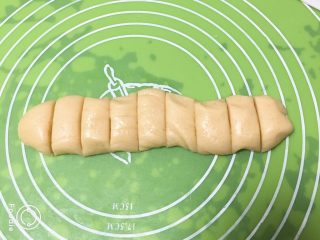 6、红糖酥饼,分成九份。