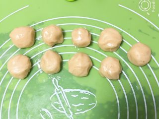 7、红糖酥饼,滚圆备用。