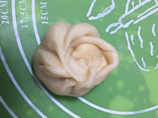 11、红糖酥饼,包裹起来。