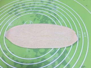 14、红糖酥饼,将剂子擀成椭圆形。