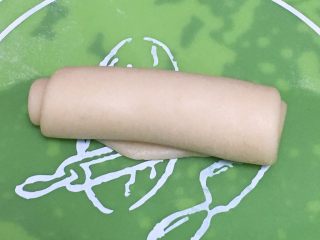15、红糖酥饼,顺势卷起来。