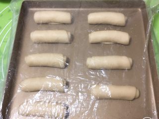 16、红糖酥饼,盖上保鲜膜静置10分钟。