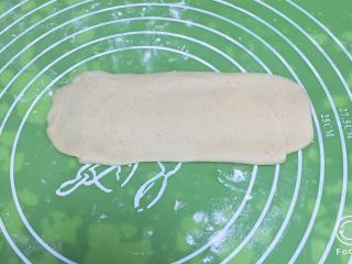 17、红糖酥饼,再拿出擀成长方形。