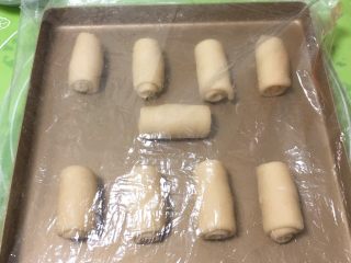 19、红糖酥饼,再次盖上保鲜膜静置20分钟。