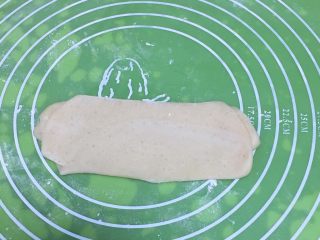 20、红糖酥饼,拿出擀成长方形。