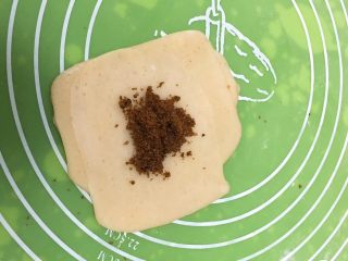 22、红糖酥饼,擀成圆饼，放入红糖。