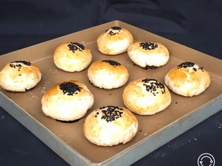 27、红糖酥饼,烤完拿出冷却。