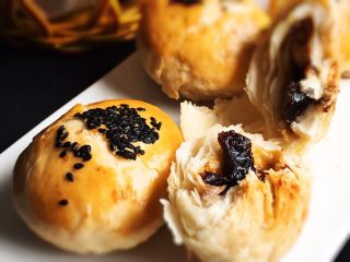 28、红糖酥饼,一碰就碎的酥饼就完成了。