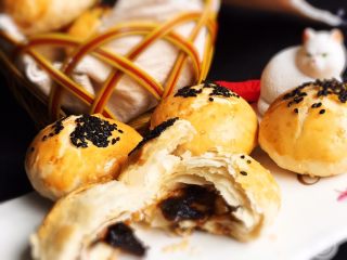 29、红糖酥饼,掰开就可以品尝了。