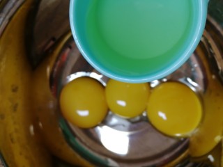 4、纸杯酸奶蛋糕,蛋黄里加入玉米油。