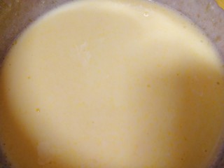 7、纸杯酸奶蛋糕,搅拌均匀。