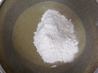 8、纸杯酸奶蛋糕,筛入普通面粉。