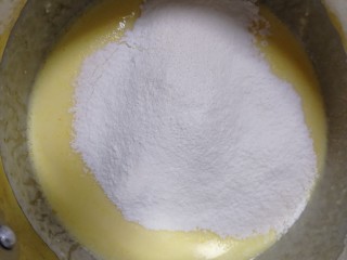 9、纸杯酸奶蛋糕,筛入玉米淀粉。