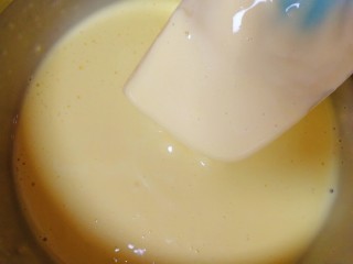 10、纸杯酸奶蛋糕,搅拌均匀至无颗粒细腻的奶糊。