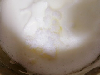 13、纸杯酸奶蛋糕,高速打发至蛋白大泡消失，蛋白变细腻，加第二次糖。