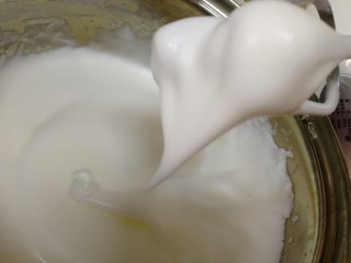 15、纸杯酸奶蛋糕,低速打发至蛋白霜出现纹路，提起打蛋器蛋白形成向下的尖椎，晃动打蛋器，尖椎也朝下，打发至湿性发泡。打发蛋白大约用6分钟。