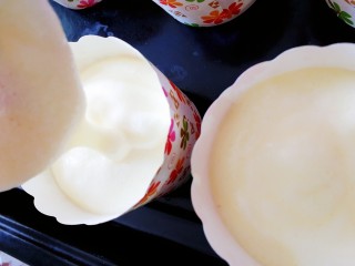 20、纸杯酸奶蛋糕,烤箱180度预热10分钟，把奶糊盛到纸杯里，盛八分满。