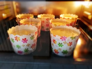 22、纸杯酸奶蛋糕,放入烤箱中层，底层加开水，180度烤10分钟。