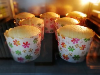 23、纸杯酸奶蛋糕,180度烤10分钟的样子。然后调至160度烤15分钟。