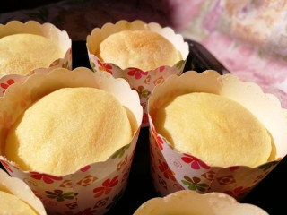 24、纸杯酸奶蛋糕,温度冷却后取出烤箱。