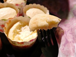 25、纸杯酸奶蛋糕,绵软细腻，冷藏后口感更佳。