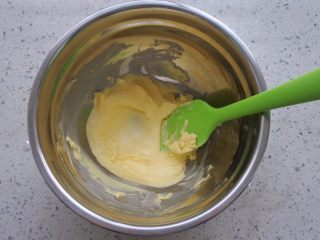 2、⭐原味黄油曲奇饼干⭐,将黄油室温软化到手指可以戳洞的程度 。用刮刀搅拌一下。