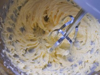 5、⭐原味黄油曲奇饼干⭐,用打蛋器打成体积变大颜色变白的羽毛状。