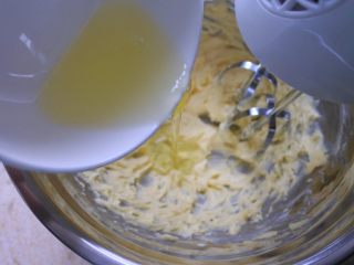 6、⭐原味黄油曲奇饼干⭐,分三次加入蛋白。