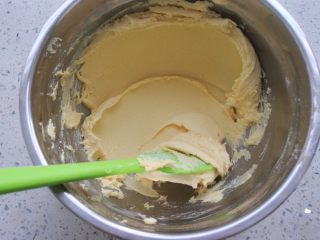 11、⭐原味黄油曲奇饼干⭐,搅拌成顺滑的面糊 。
