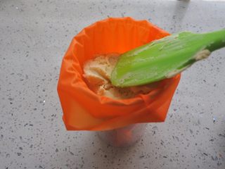 12、⭐原味黄油曲奇饼干⭐,然后放入裱花袋里 。