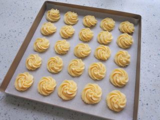 14、⭐原味黄油曲奇饼干⭐,然后开始挤曲奇啦～完了以后进烤箱 中层170度烤20分钟，再转上火165下火150度烤15分钟左右 。(各家的烤箱不一样，具体要以自己家的烤箱温度为准 。)