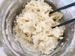 1、五香酥饼,油皮所有材料混合。