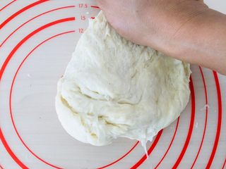 2、五香酥饼,不断推揉。