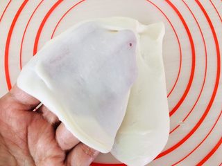 3、五香酥饼,揉出扩展程度。