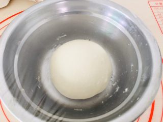 4、五香酥饼,盖上保鲜膜醒发20分钟。