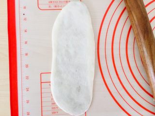 10、五香酥饼,擀成椭圆形。