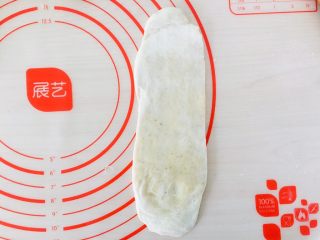 14、五香酥饼,再次擀开。