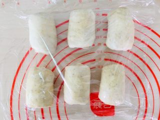 16、五香酥饼,盖上保鲜膜继续醒发15分钟。