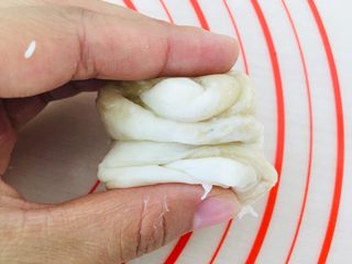 18、五香酥饼,捏紧。