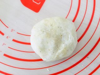 20、五香酥饼,收口朝下，压成饼状。